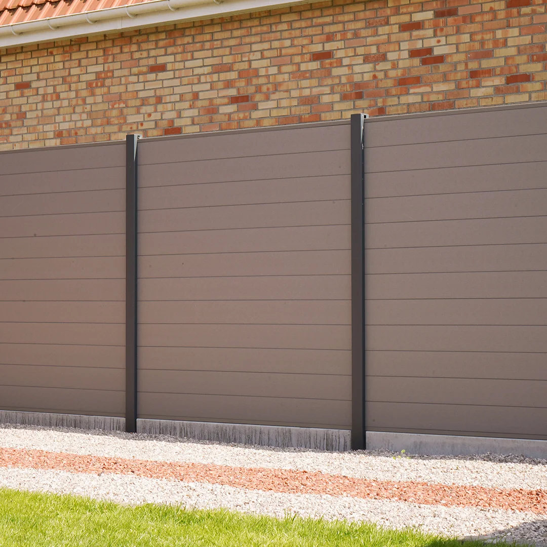 Clôture-composite-teck-RAL7016-soubassement-béton-Hazebrouck